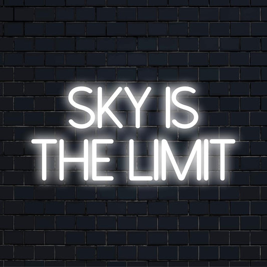 Zářivý LED neonový nápis zobrazující „Sky Is The Limit“, perfektní jako inspirativní neonové umění s citátem pro personalizovanou výzdobu stěn.