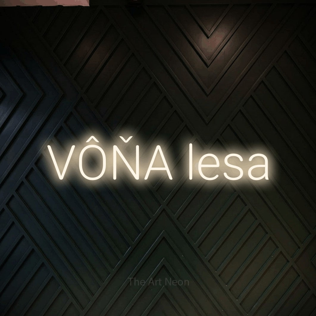 LED neon sign reading “VÔŇA lesa”, arranged in a single line.