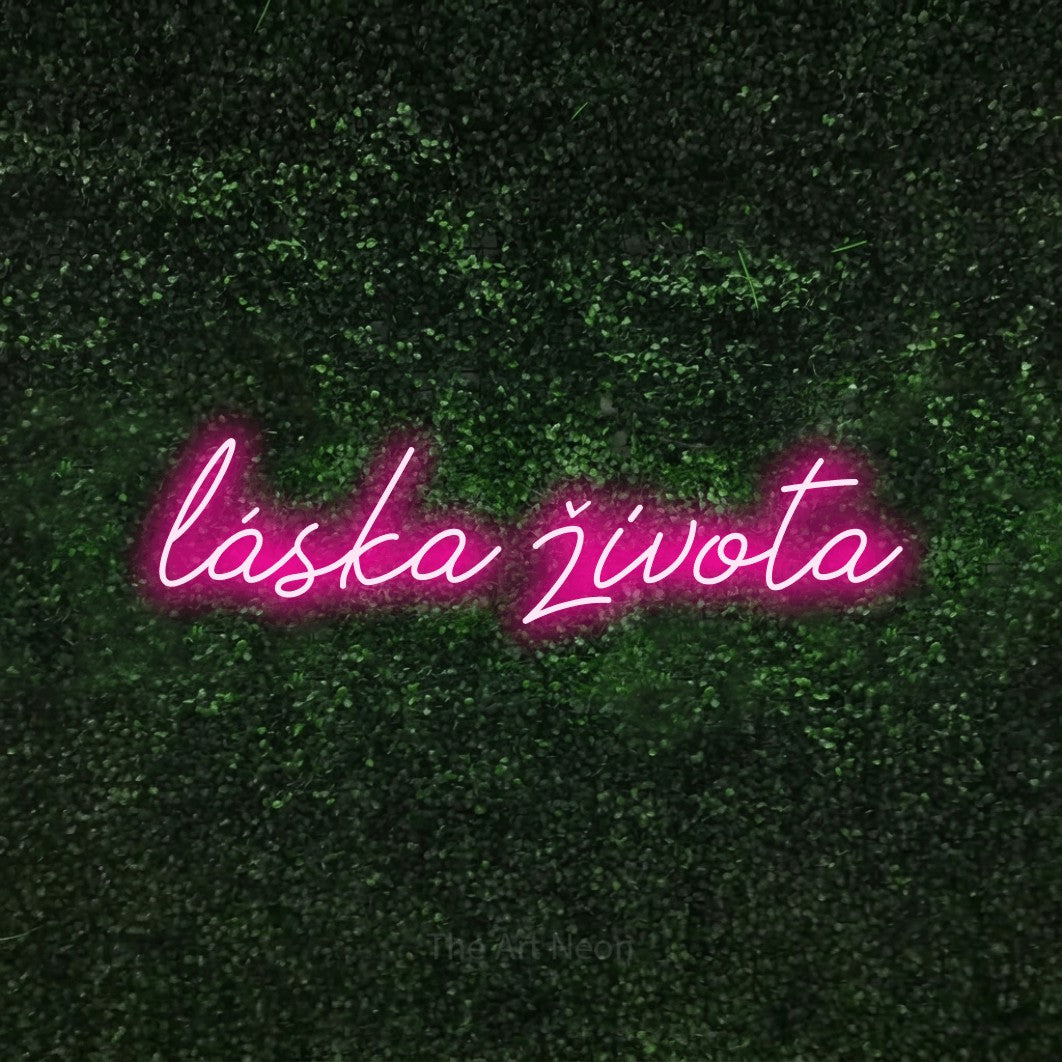 LED neon sign reading “láska života”, arranged in a single line.
