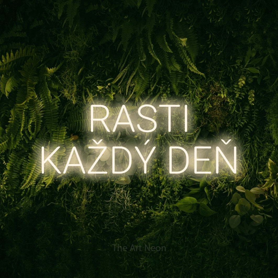 LED neon sign reading “RASTI KAŽDÝ DEŇ”, arranged in two lines.