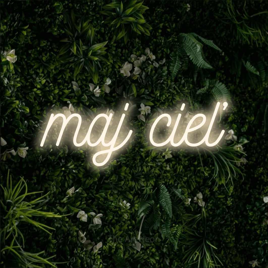 LED neon sign reading “maj cieľ”, arranged in a single line.