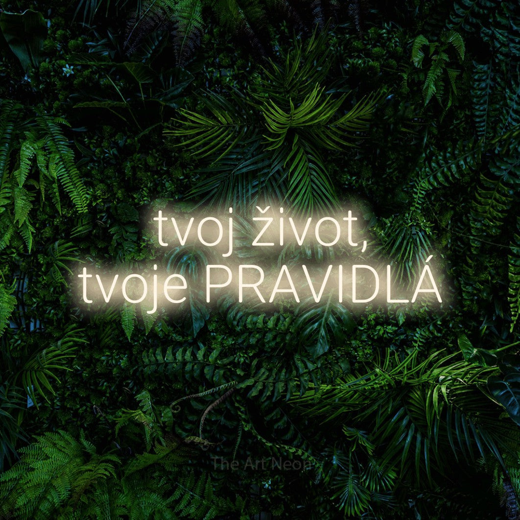 LED neon sign reading “tvoj život, tvoje PRAVIDLÁ”, arranged in two lines.