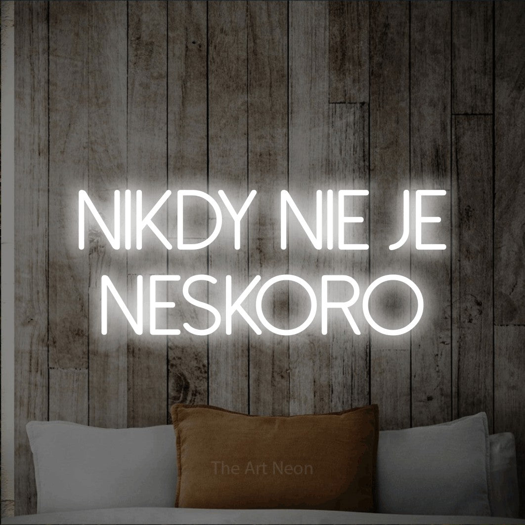 LED neon sign reading “Nikdy nie je neskoro”, arranged in two lines.