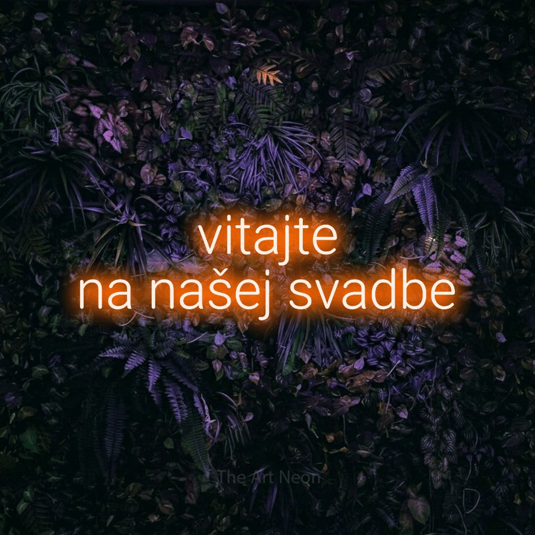 LED neon sign reading “vitajte na našej svadbe”, arranged in two lines.