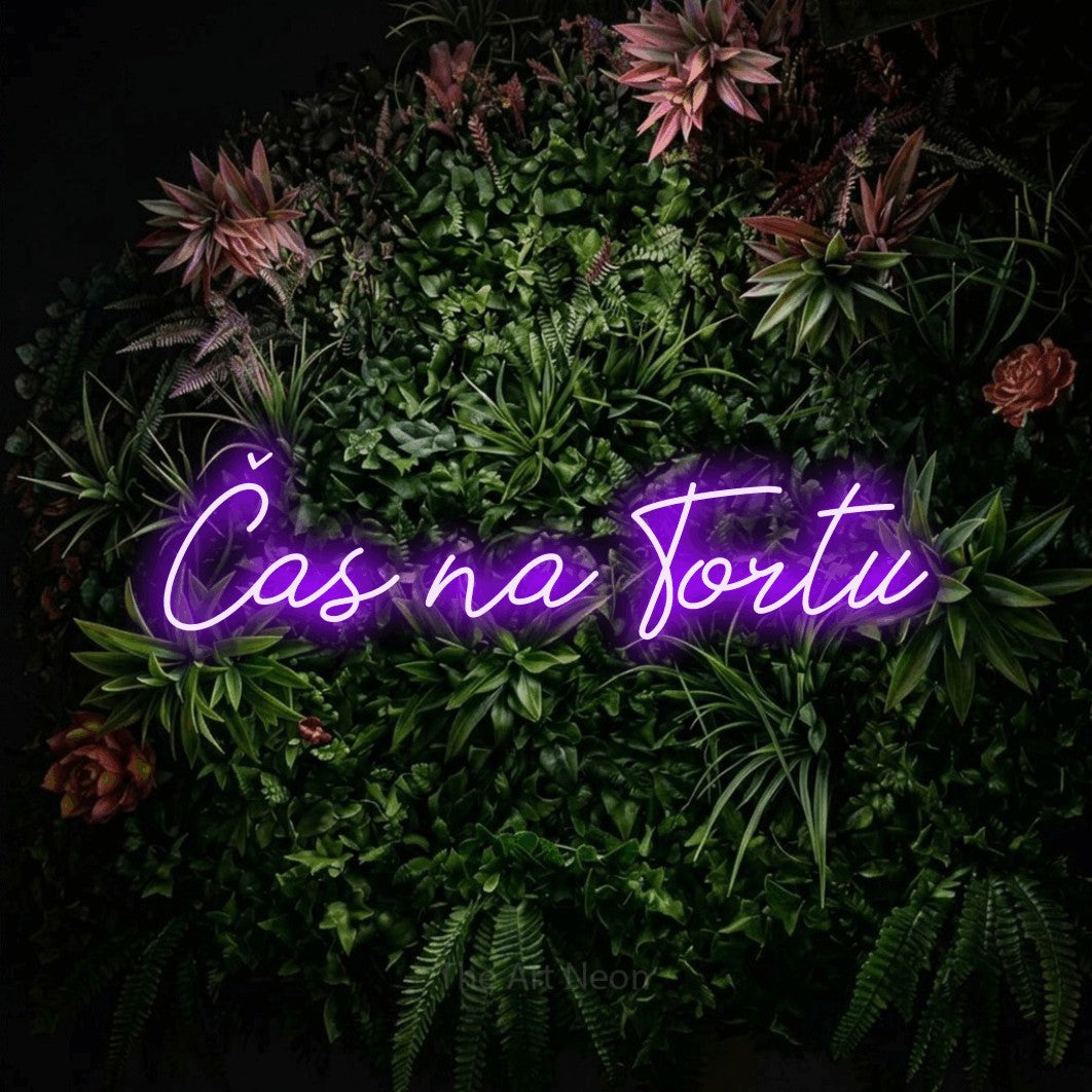LED neon sign reading “Čas na Tortu”, arranged in a single line.