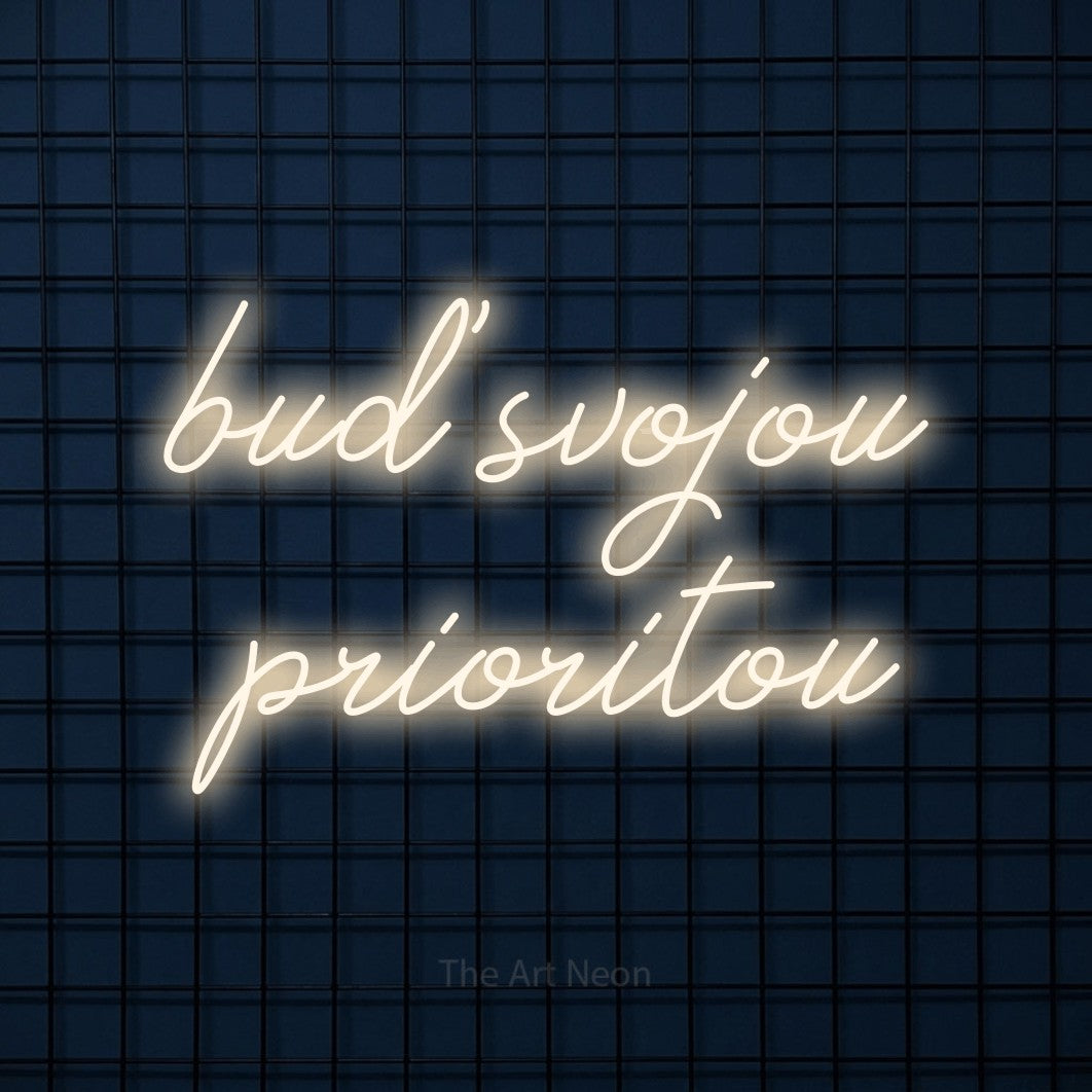 LED neon sign reading “buď svojou prioritou”, arranged in two lines.