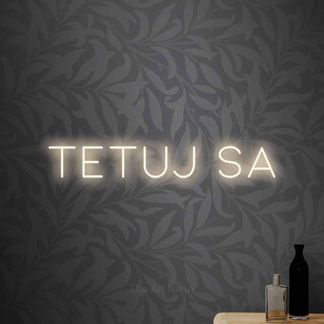 LED neon sign reading “TETUJ sa”, arranged in a single line.