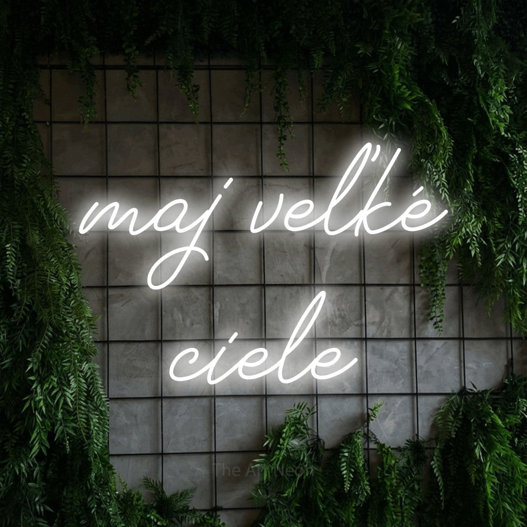 LED neon sign reading “maj veľké ciele”, arranged in two lines.
