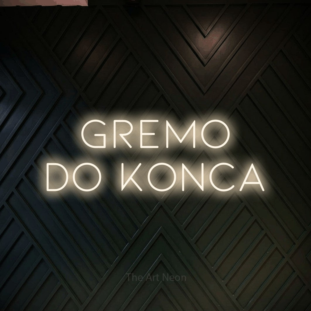 LED neon sign reading “GREMO DO KONCA”, arranged in two lines.