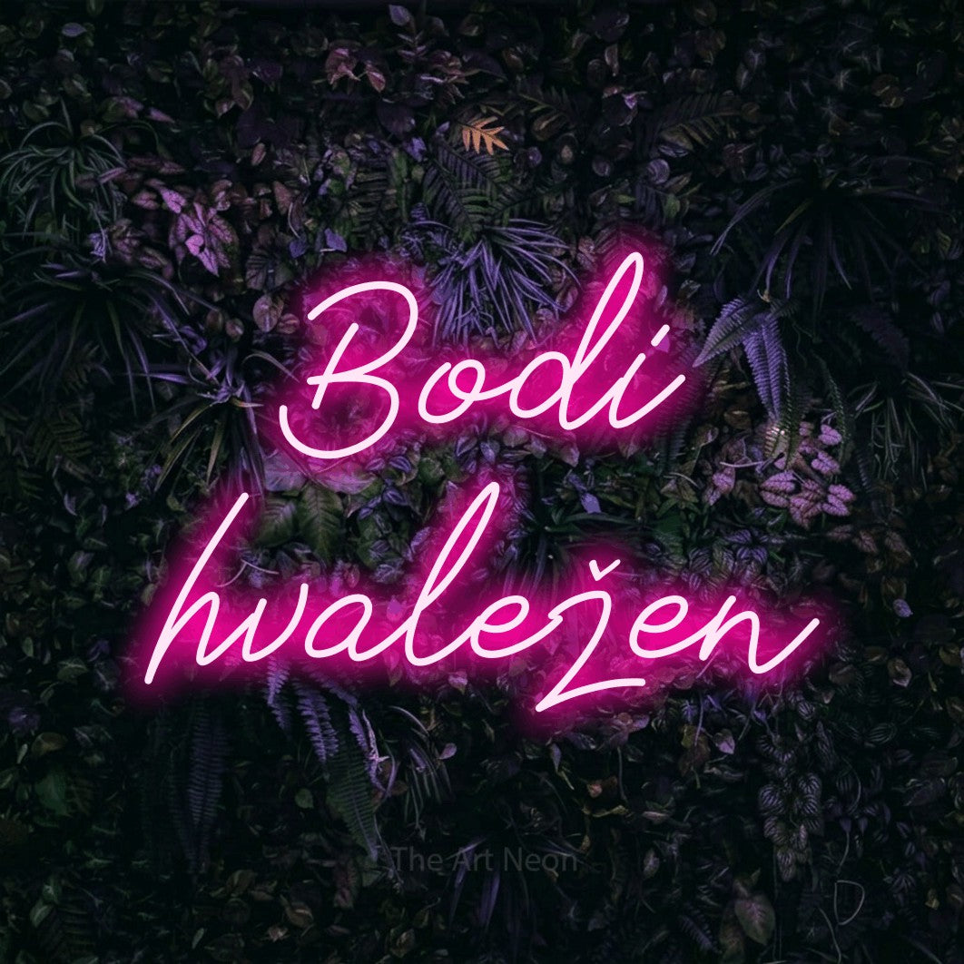LED neon sign reading “Bodi hvaležen”, arranged in two lines.