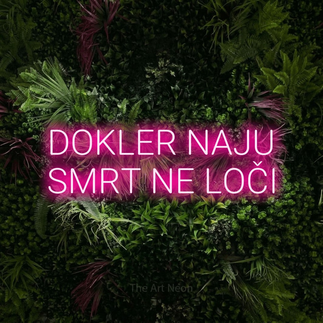 LED neon sign reading “DOKLER NAJU SMRT NE LOČI”, arranged in two lines.
