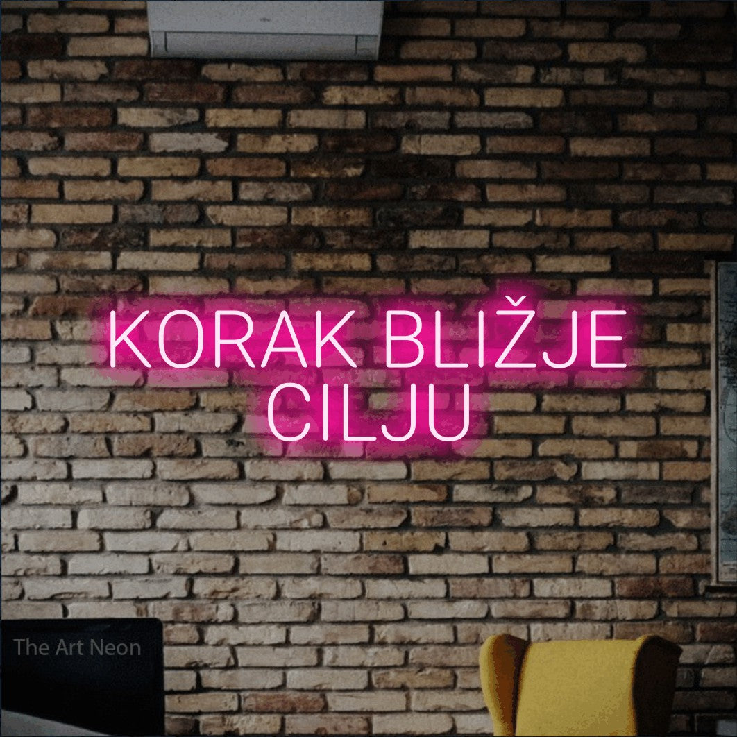 LED neon sign reading “KORAK BLIŽJE CILJU”, arranged in two lines.