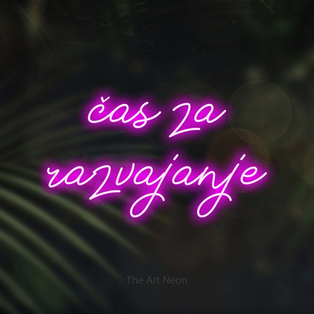 LED neon sign reading “čas za razvajanje”, arranged in two lines.