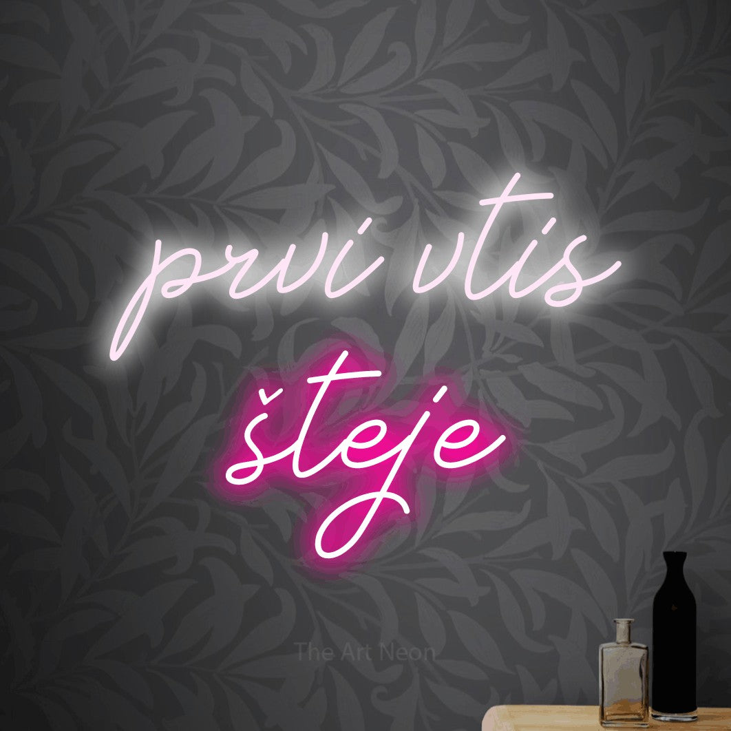 LED neon sign reading “prvi vtis šteje”, arranged in two lines.