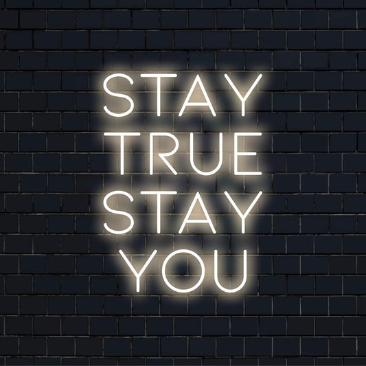 Na zakázku vyrobený LED neonový nápis s nápisem Stay True Stay You; ideální pro osobní dekoraci mantry s jedinečnou zářící atmosférou.