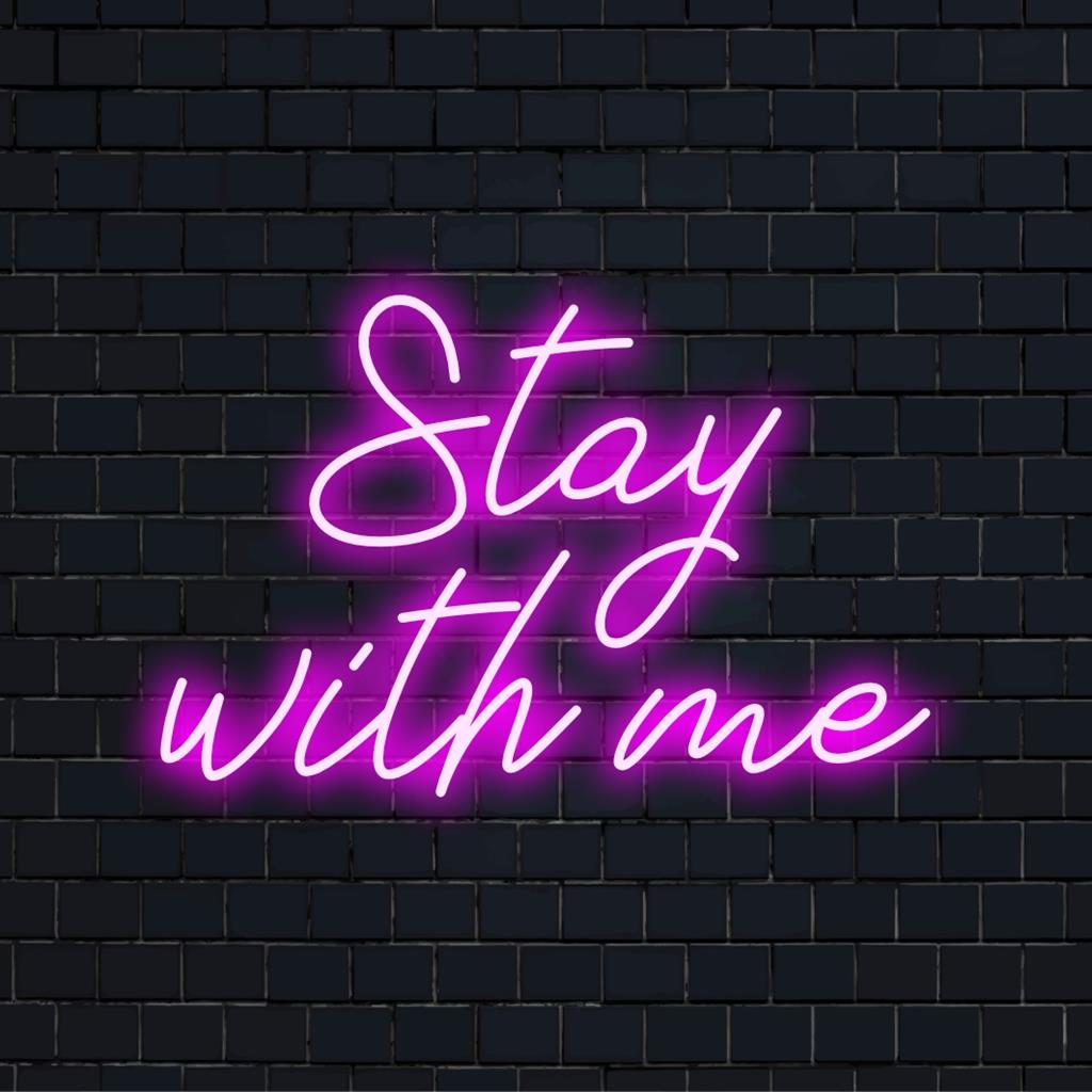 Enseigne au néon LED lumineuse avec Stay With Me dans des teintes vibrantes, pièce de décoration personnalisée parfaite pour n'importe quel espace.