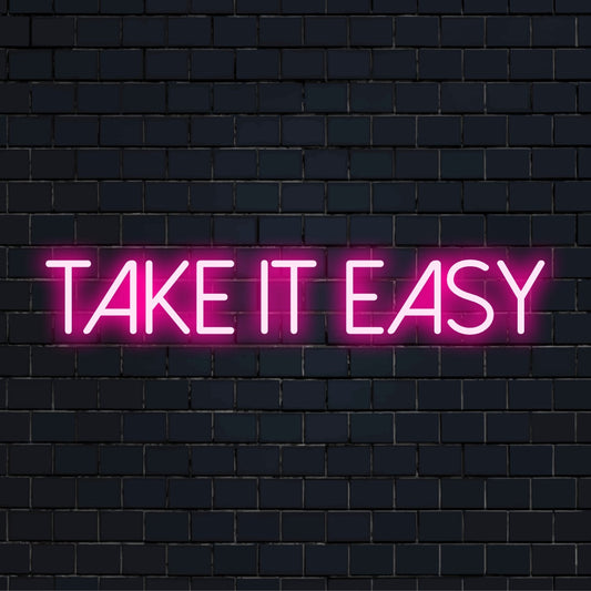 Zářivý vlastní neonový nápis LED pro uvolněnou atmosféru s frází Take It Easy. Dokonalé neonové umění citátů pro jakýkoli prostor.