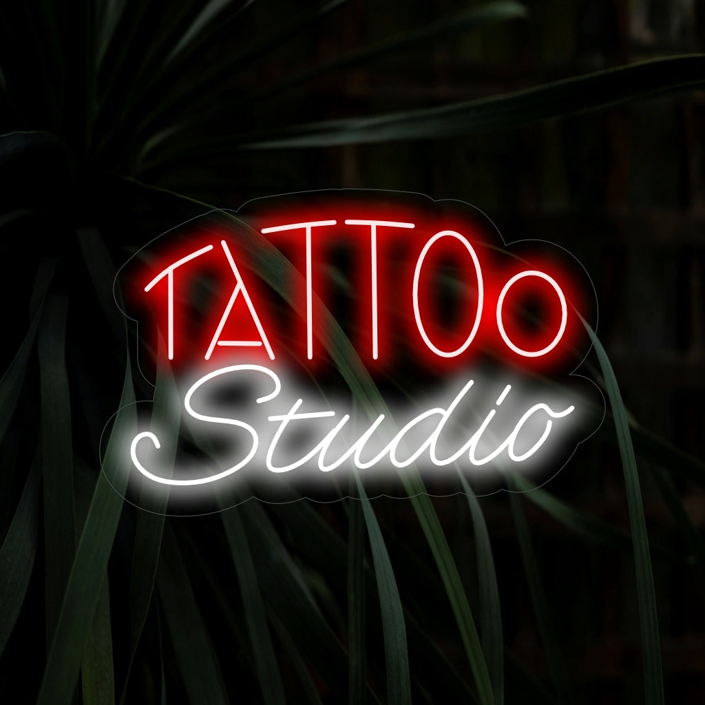 "Tattoo Studio Neon Sign" tilføjer levende kunstnerskab med sit ikoniske design, der kaster en fed glød, der hylder kreativiteten og skønheden ved tatoveringer i dit rum.