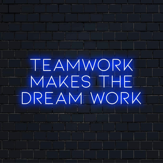 Αυτή η ζωντανή προσαρμοσμένη φωτεινή επιγραφή LED απεικονίζει δημιουργικά τη φράση Teamwork Makes The Dream Works σε ζωντανά λαμπερά χρώματα.