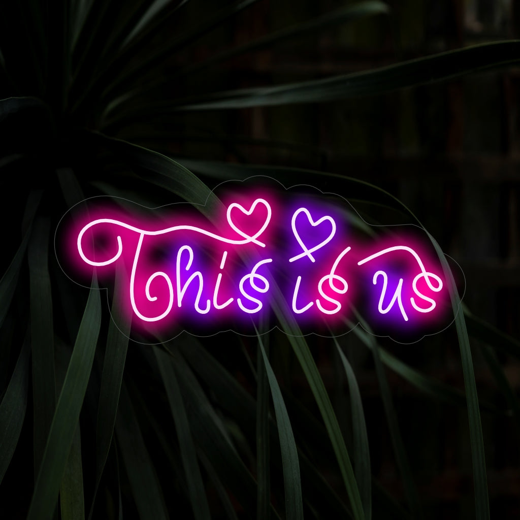 „This Is Us Neon Sign” întruchipează unitatea prin mesajul său sentimental, aruncând o strălucire caldă care creează o atmosferă de conexiune și unitate în spațiul tău.