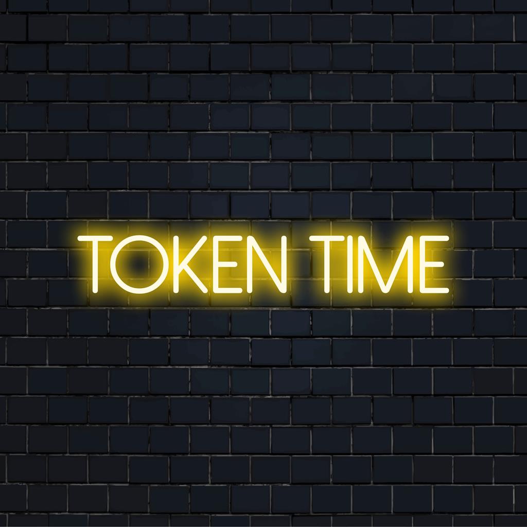 Prilagođeni LED neonski znak s tekstom Token Time, savršen za živopisan dekor. Zidna umjetnost s neonskim svjetlom koja kombinira stil i personalizaciju.