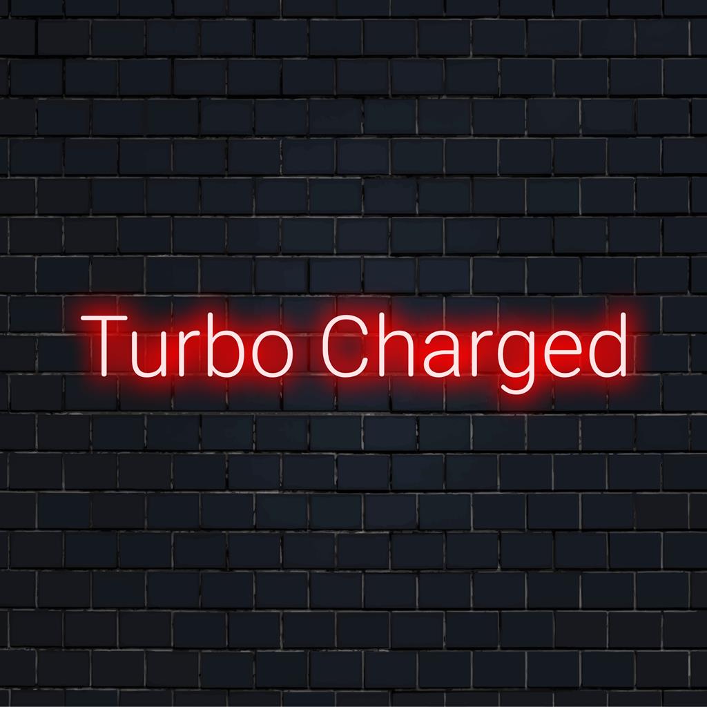 Enseigne au néon LED Turbo Charged vibrante avec une lueur énergique, parfaite pour une décoration lumineuse au néon personnalisée et des pièces de déclaration uniques.