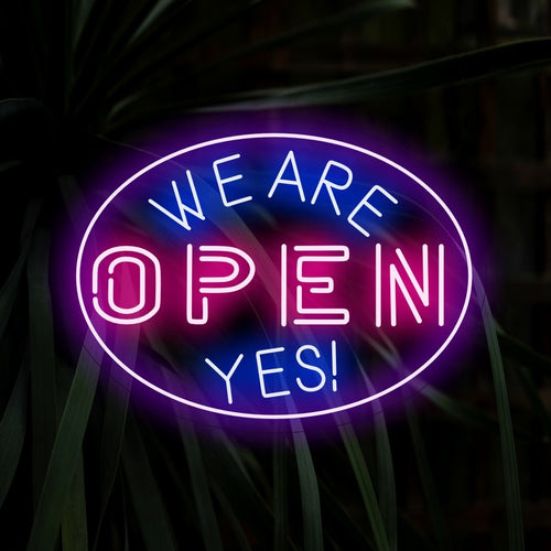 "We Are Open Yes! Neon Sign" straalt enthousiasme uit met zijn bevestigende licht, waardoor er een energieke en gastvrije sfeer in uw ruimte ontstaat.