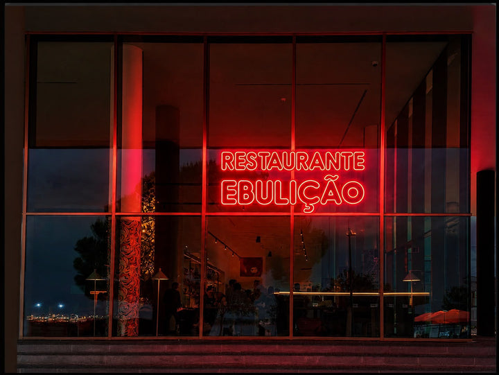 Beispielentwurf eines mehrfarbigen Firmenlogos als Neonschild