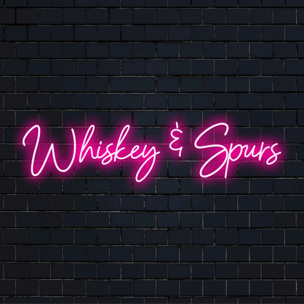 Insegna al neon a LED personalizzata con la scritta Whiskey & Spurs, perfetta per l'arredamento di un bar dall'atmosfera classica e dal fascino delle luci al neon.