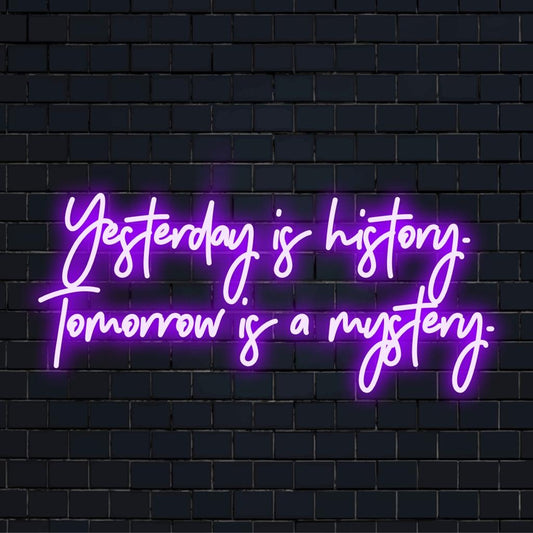 Prilagođeni LED neonski znak s inspirativnim citatom Jučer je povijest. Sutra je misterij. Savršeno za podizanje neonskih dekoracija.