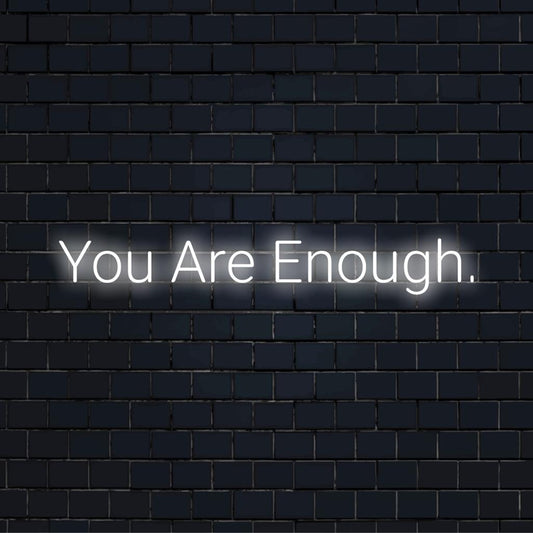 Eritellimusel valmistatud LED-neoonmärk tekstiga You Are Enough, mis propageerib enesearmastust. Stiilne neoonvalguskujundus isiklikuks motivatsiooniks.