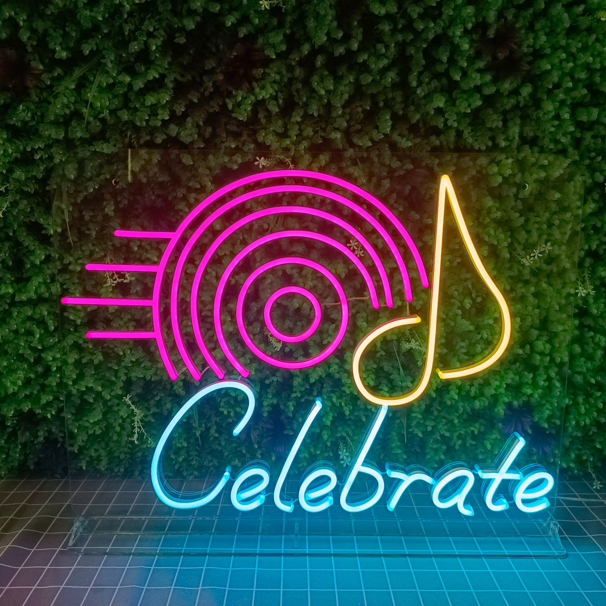 Feiere Neon Leuchtschild