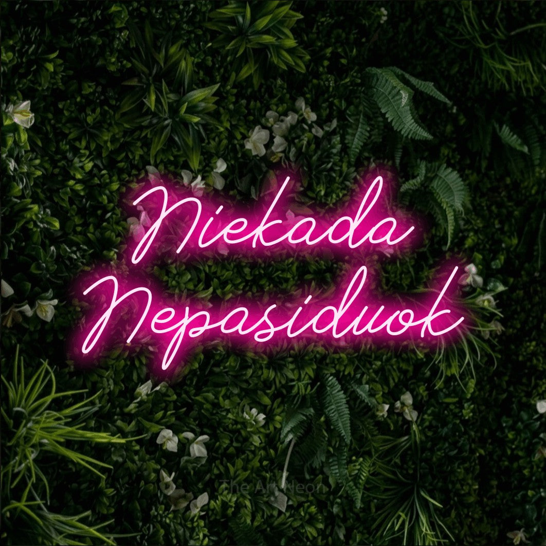 LED neon sign reading “Niekada Nepasiduok”, arranged in two lines.