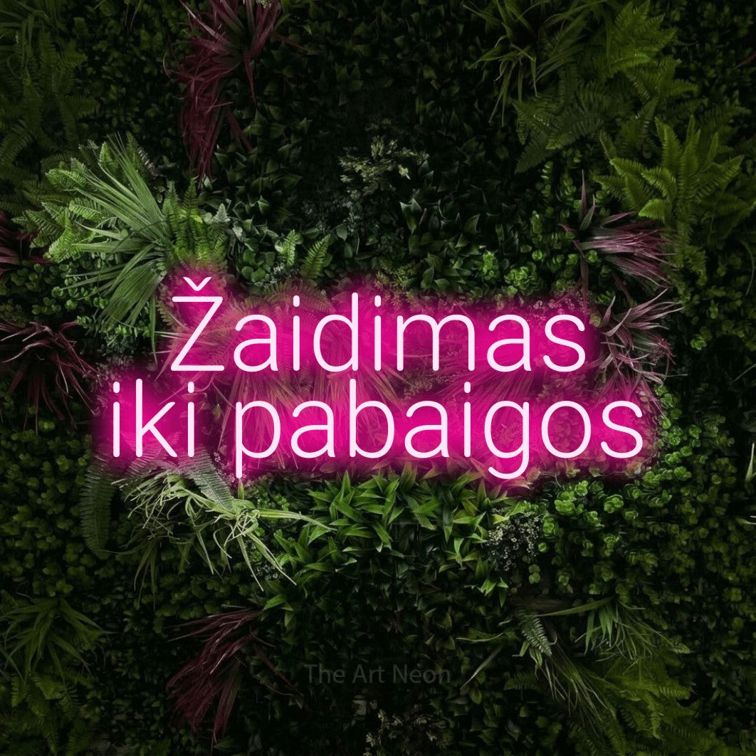 LED neon sign reading “Žaidimas iki pabaigos”, arranged in two lines.