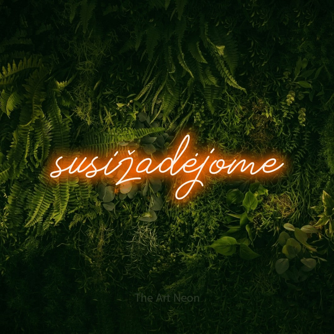 LED neon sign reading “susižadėjome”, arranged in a single line.