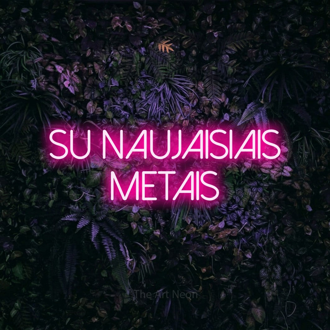 LED neon sign reading “SU NAUJAISIAIS METAIS”, arranged in two lines.