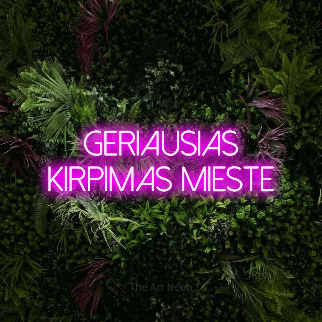 LED neon sign reading “Geriausias Kirpimas Mieste”, arranged in two lines.