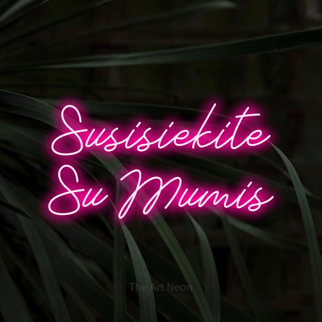 LED neon sign reading “Susisiekite Su Mumis”, arranged in two lines.