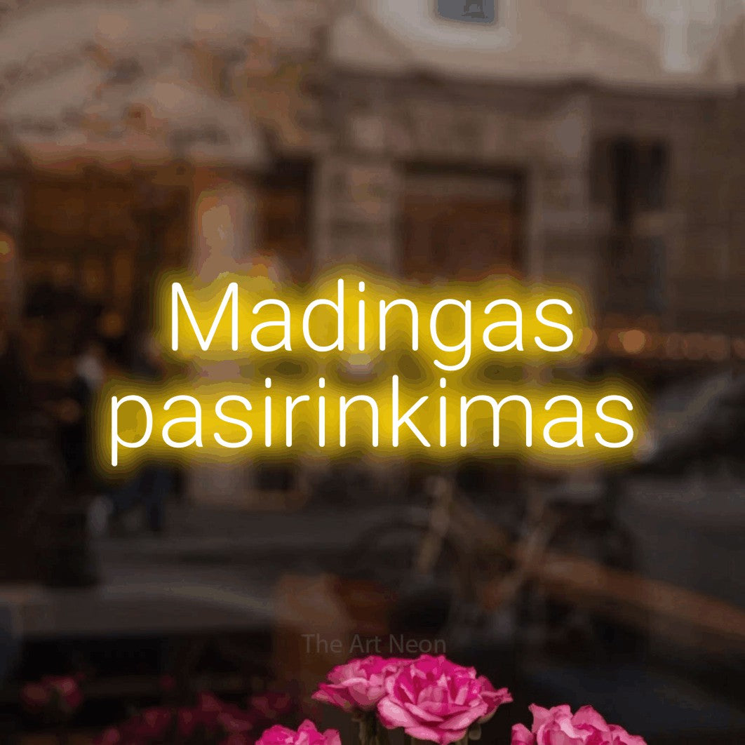 LED neon sign reading “Madingas pasirinkimas”, arranged in two lines.