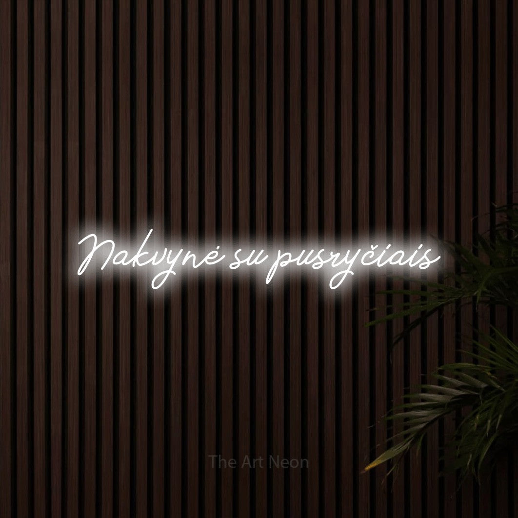 LED neon sign reading “Nakvynė su pusryčiais”, arranged in a single line.