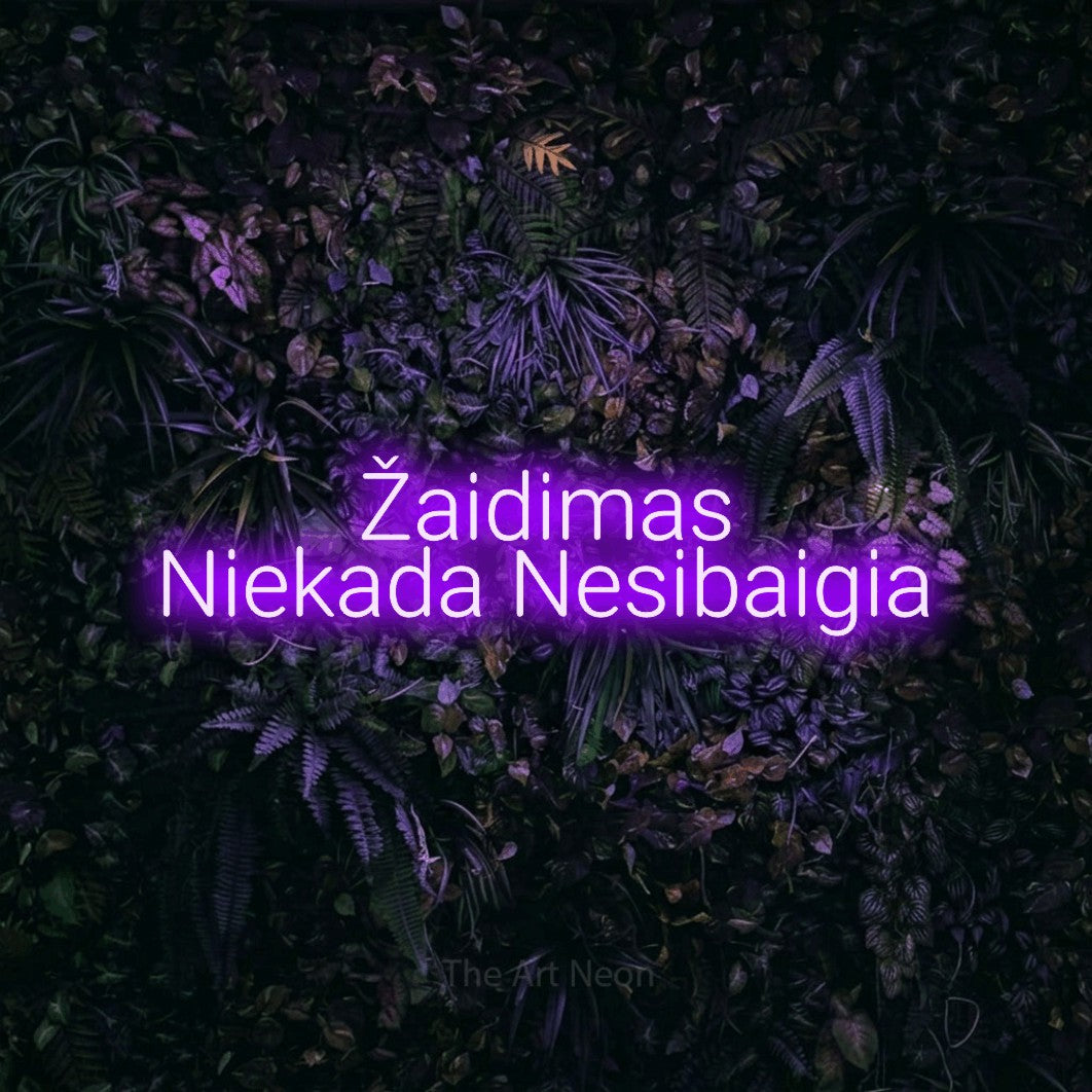 LED neon sign reading “Žaidimas Niekada Nesibaigia”, arranged in two lines.