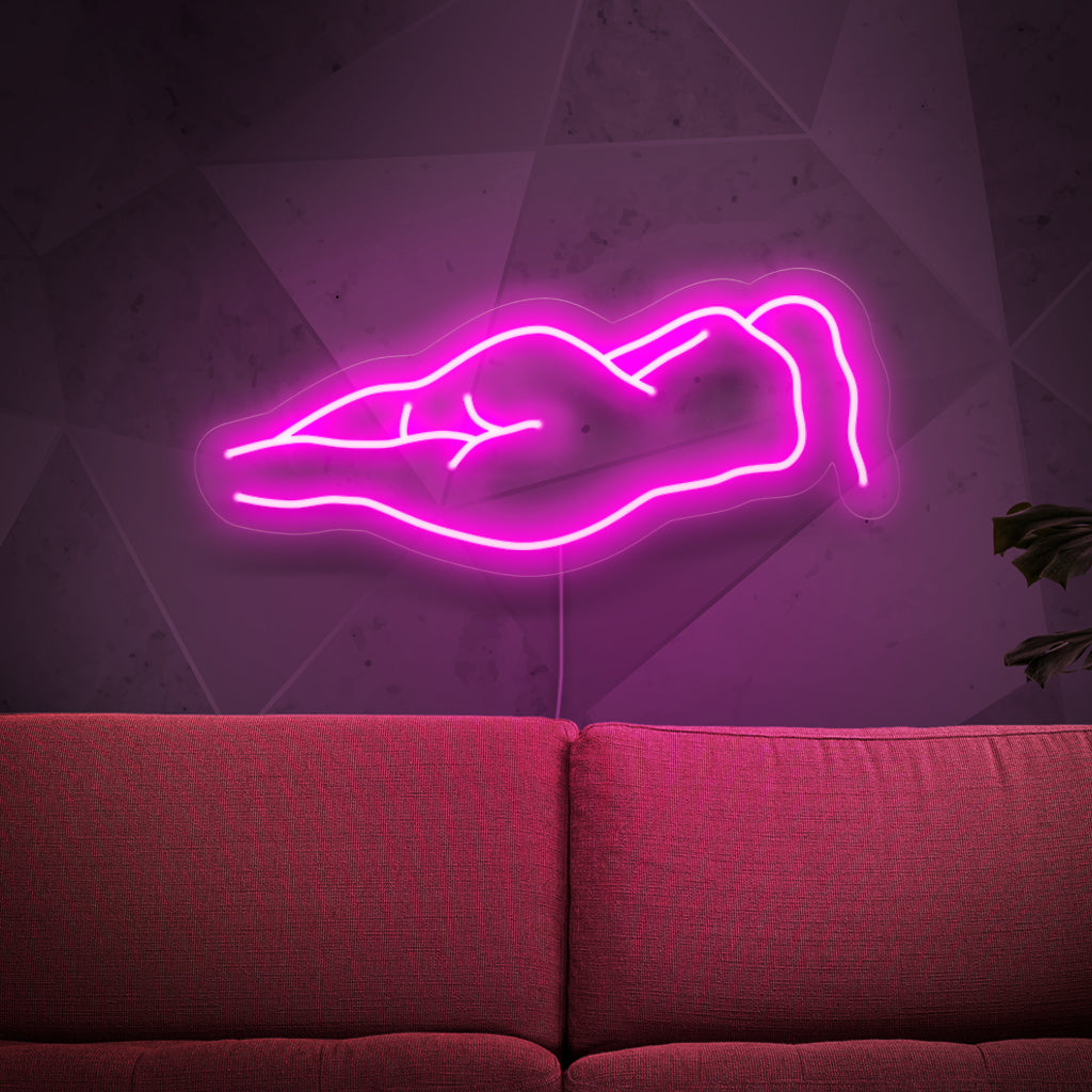 L'insegna al neon raffigurante un corpo di donna nuda è un'aggiunta artistica all'arredamento, che emana una luce sensuale e accattivante.