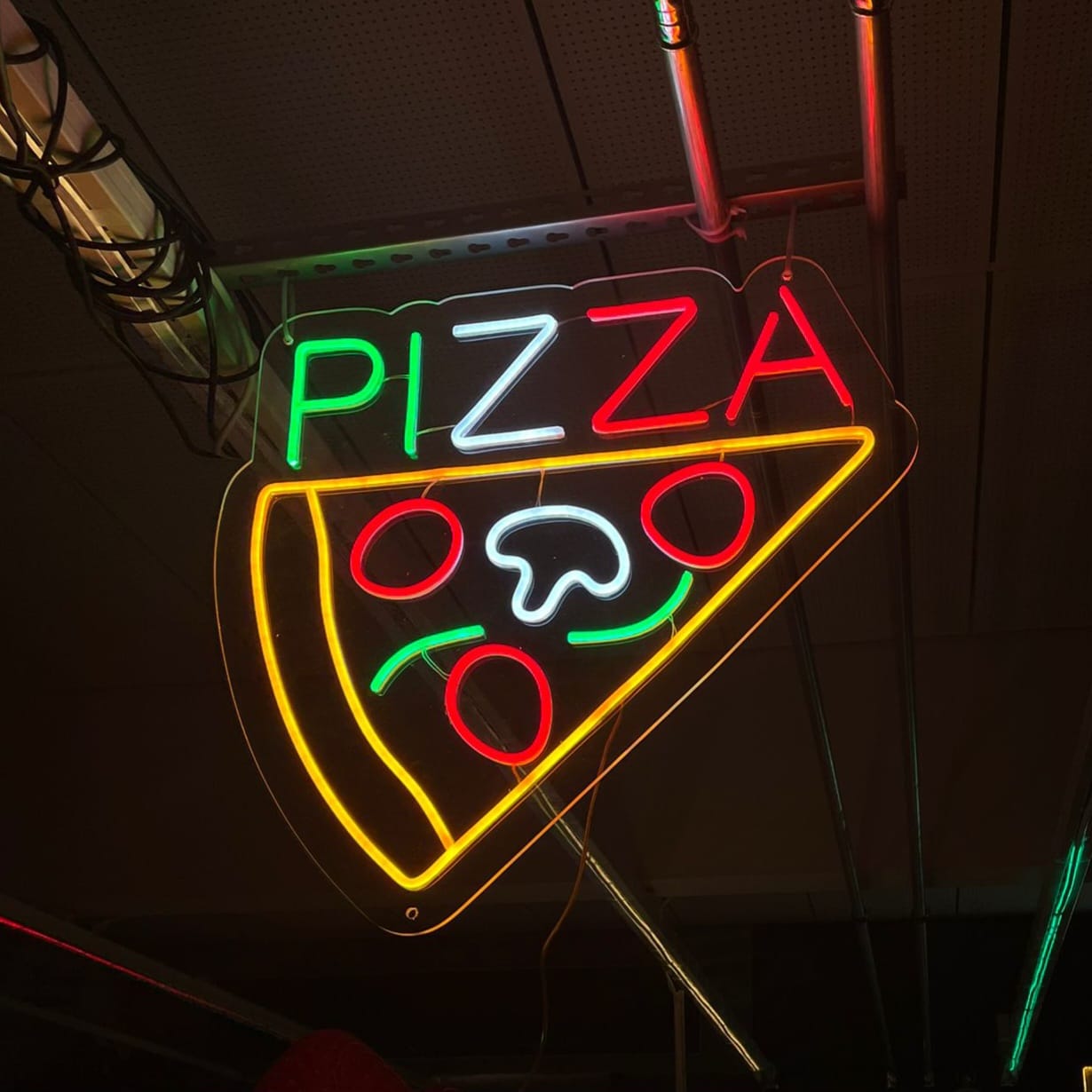 Pizza Neon felirat