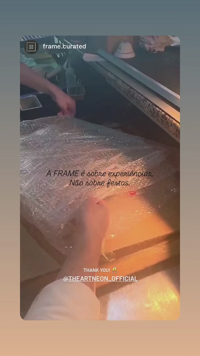 Frame Curated en néon