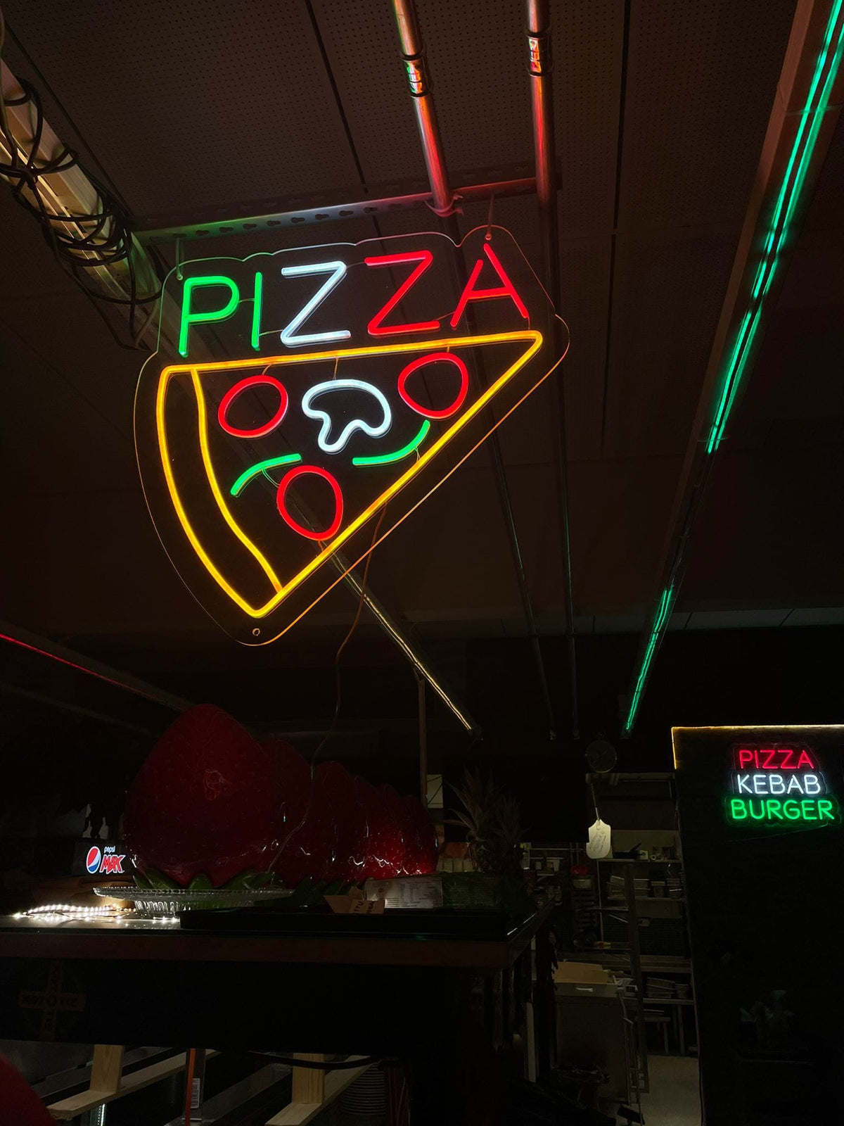 Červený venkovní LED neonový nápis Drive-Thru OPEN u restaurace Kototie v zasněženém Seinäjoki