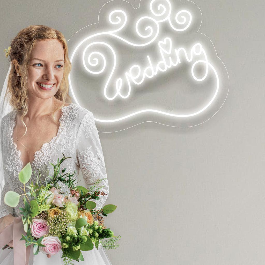 Et romantisk neonskilt, der viser ordet 'Bryllup' med elegante kursive bogstaver.